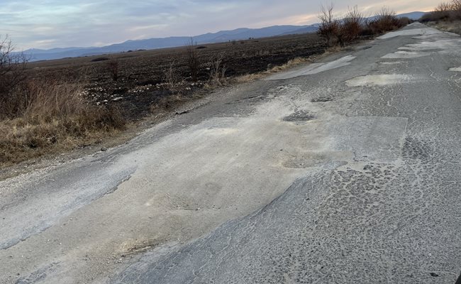 На места липсва настилка по пътя Болярино–Чоба.