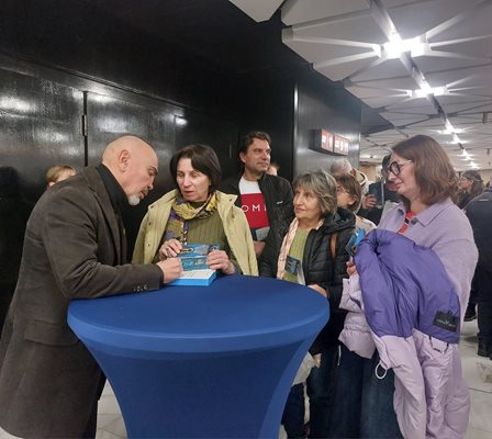 Премиерата на книгата на Росен Петров събра почитателите на тв водещия в НДК.
СНИМКА: ЛИЧЕН АРХИВ НА РОСЕН ПЕТРОВ