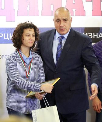 Премиерът Бойко Борисов връчи наградата за достоен българин на Мария Стоянова от Стара Загора.