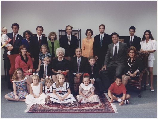 Семеен портрет на президента Джордж Буш и първата дама Барбара Буш с петте им деца, съпрузите им и внуците им в Хюстън през 1992 г.