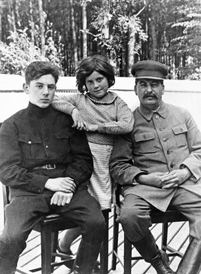 Сталин със сина си Василий и дъщеря си Светлана