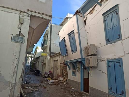 Кадри от засегнати от земетресението сгради на о-в Самос