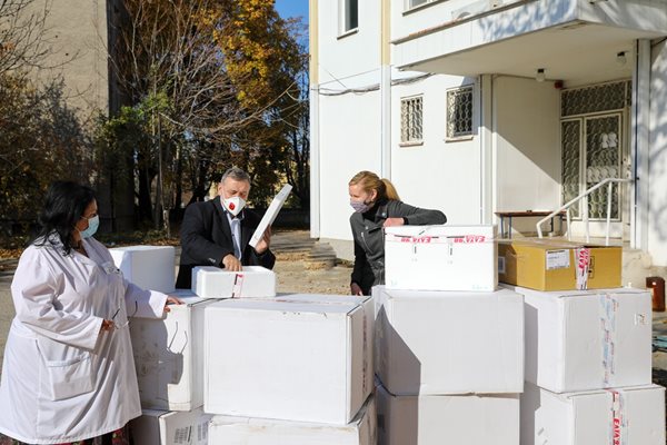 Посолството на САЩ дари 7 хил. PCR теста на България
