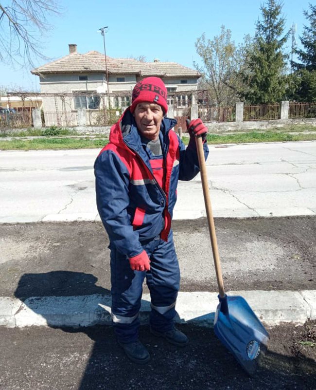Драгомир Баев чисти улиците на Сенокос, за да изкара за храна и сметки
