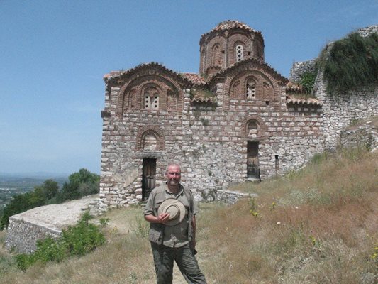 Пред църквите на древния Берат.