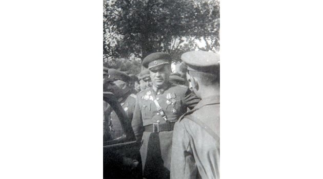 СХЕМА: Като зам.-командир на Гранични войски полковник Главинчев набира кандидати за нелегална емиграция, които после убива и ограбва.