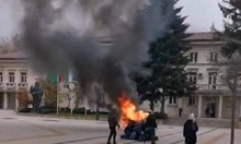 Разгневен, че „паяк” вдигнал колата му, врачанин я запалил пред общината (Видео)