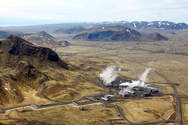 Тласък на геотермалната енергия в Исландия дава световната петролна криза, когато суровият петрол поскъпва със 70%.

