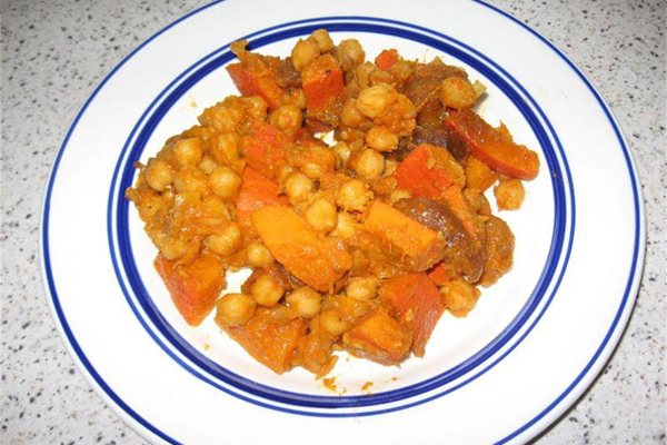 Нахут, моркови, чесън и къри се съчетават добре с вкуса на тиквата.