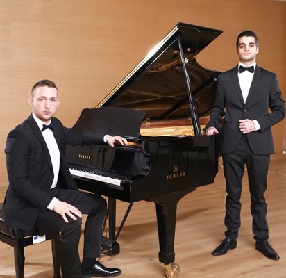 Пианистът Виктор Костов (пред рояла) и тенорът Кристиян Христов са солистите в "Романтика 22".