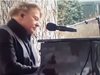 Аксел Роуз изпя "November Rain" на поклонението на Лиса Мари Пресли (Видео)