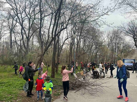 Акцията по почистване на парк "Лаута" се състоя на 18 март.