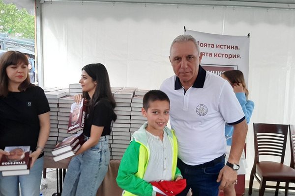 Стоичков в Бургас - раздаде автографи на книгата си и даде старт на детски спортен турнир СНИМКА: Димчо Райков
