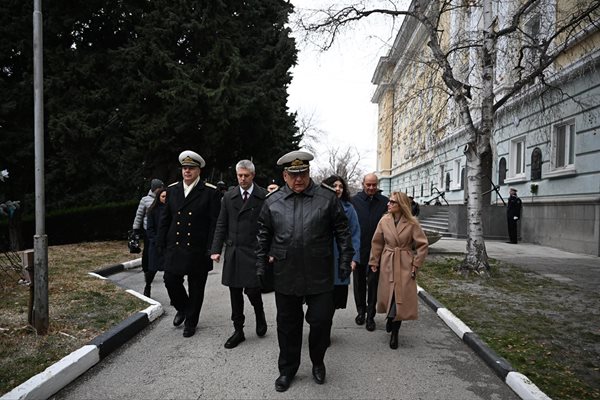 Висшето военноморско училище „Н. Й. Вапцаров" отбелязва 143-годишнина.
Снимка; Орлин Цанев