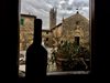 Вижте Монтериджони в Тоскана –в него още витае средновековна атмосфера