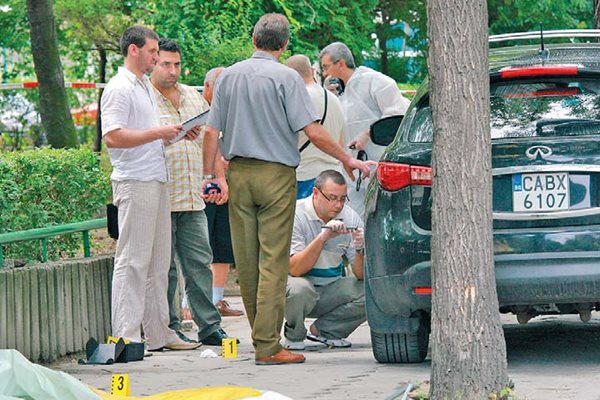 Полицаи търсят следи от убийците около джипа на Рачев.  Зад автомобила  е намерено откъснатото парче плат с ДНК на Филев.