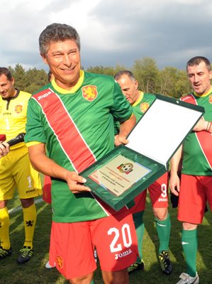 Балъков получава плакет по време на мача между легендите на България от САЩ '94 и тези на Турция