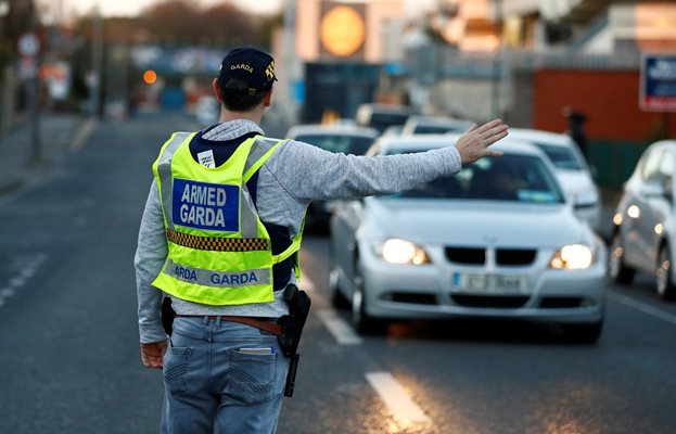 Полицаи патрулират по улиците на Дъблин.