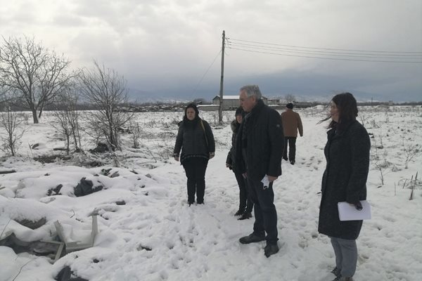 Зам.-кметът Анести Тимчев, директорът на „Екология“ Вяра Колева и екоспециалисти от район „Северен“ извършиха оглед на сметището. 
