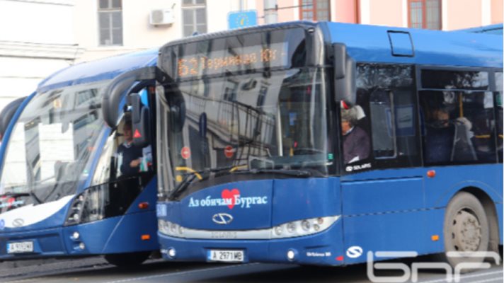 Лятната автобусна линия се пълни с плажуващи от сутринта.