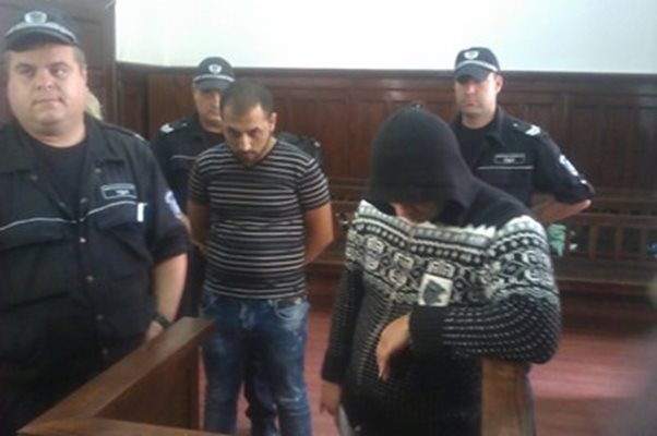 Албенко Методиев ( с качулката) и Борислав Димитров ( в средата) се изправиха пред съда в събота. (Архив)