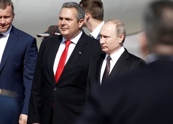 Гръцкият военен министър Панос Каменос (вляво) посрещна руския президент Владимир Путин при пристигането му в Атина.