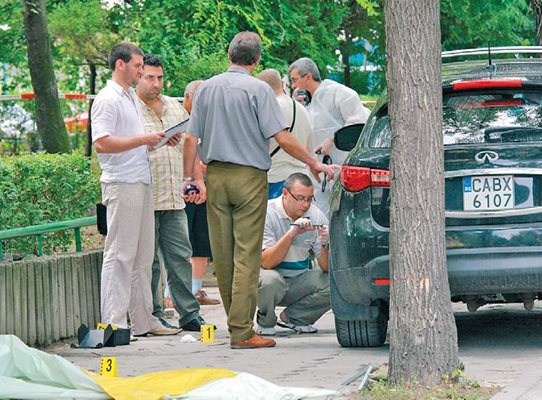 Полицаи търсят следи от убийците около джипа на Рачев.  Зад автомобила  е намерено откъснатото парче плат с ДНК на Филев.