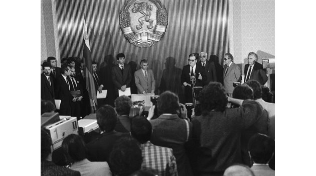 Желю Желев и Петър Младенов подписват споразумение между СДС и БКП през 1990 г. за Кръглата маса.