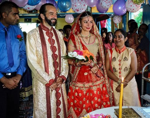 Младоженците в индийски одежди с кумовете / Снимки: Личен архив