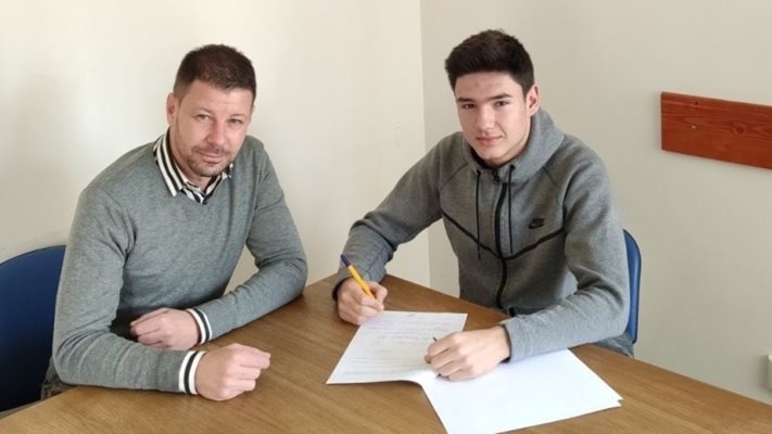 Андонов подписва първия си професионален договор с "Левски", а до него е шефът на ДЮШ Йончо Арсов.
Снимка: клубен сайт