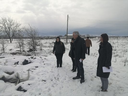 Зам.-кметът Анести Тимчев, директорът на „Екология“ Вяра Колева и екоспециалисти от район „Северен“ извършиха оглед на сметището. 