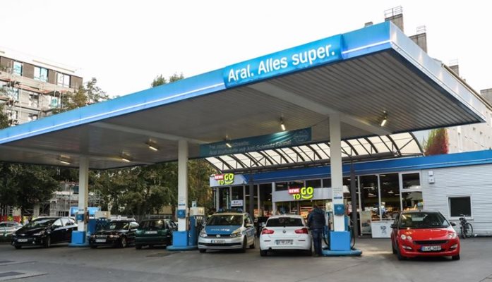 В Германия бензинът по-евтин с 35 цента на литър, намалиха данък