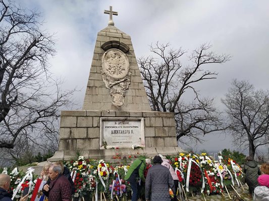 Десетки венци и цветя оставиха на паметника на Царя Освободител в Пловдив.