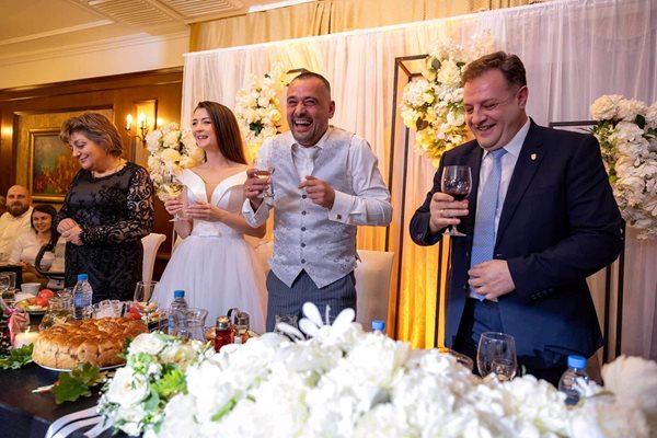 婚礼充满欢声笑语，新婚夫妇由大特尔诺沃市市长丹尼尔·帕诺夫和他的妻子丹妮拉陪同