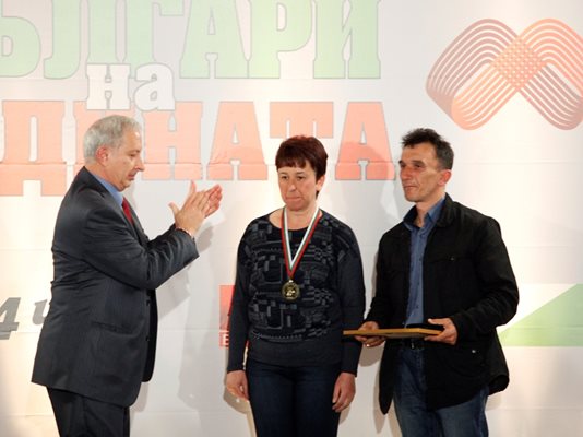 Премиерът Огнян Герджиков ръкопляска на семейство Селма и Шенол Мурад, след като им връчи голямата награда.