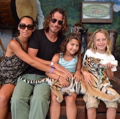 Крис Корнел със съпругата си и децата си   СНИМКА: Инстаграм/chriscornellofficial