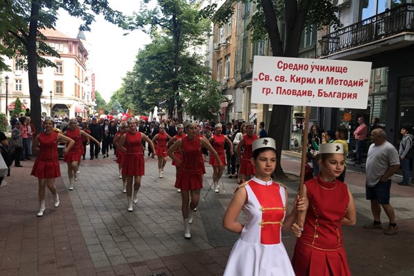 Мажоретки предвождаха дългото шествие в Пловдив.