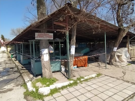 Затвореният пазар в Граф Игнатиево.