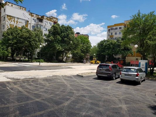 Новият паркинг на ул. "Славянска" ударно се довършва.