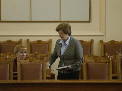 Служителка на парламента носи чаша вода на министър Диана Ковачева, която стоически изслуша дебатите.
СНИМКА: ИВАЙЛО ДОНЧЕВ