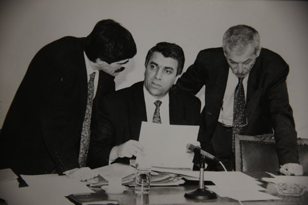 Румен Гечев като икономически министър в правителството на Жан Виденов. До него вдясно е Красимир Райдовски, шеф на пресцентъра на МС.

СНИМКА: АРХИВ