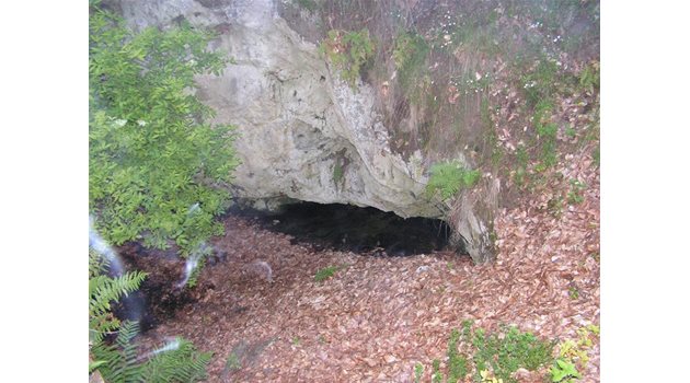 РАЗКОПКИ: Това е входът на мистичната пещера.
