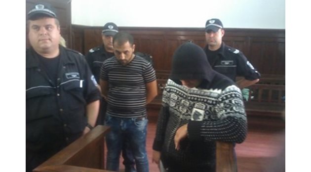 Албенко Методиев ( с качулката) и Борислав Димитров ( в средата) се изправиха пред съда в събота. (Архив)