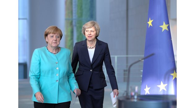 Канцлерът на Германия Ангела Меркел посреща премиера на Великобритания Тереза Мей в Берлин на 16 юли 2016 г.  Първата им официална среща бе само три дни, след като Тереза Мей пое поста от Дейвид Камерън.