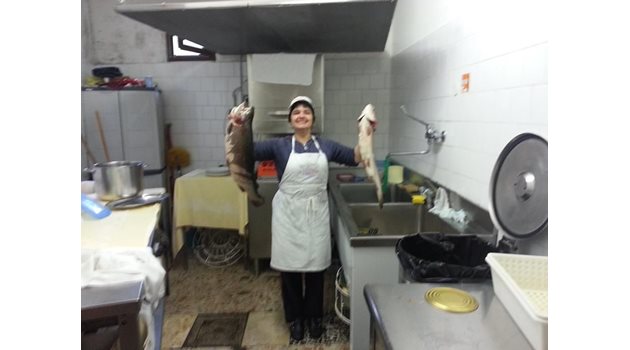 Плевенчанката Анна Христова работи от 11 г. в ресторант на няколко километра от сринатото Аматриче. СНИМКИ: АРХИВ