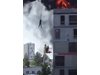 Мъж увисна на кран, за да се спаси от пожар (Видео)