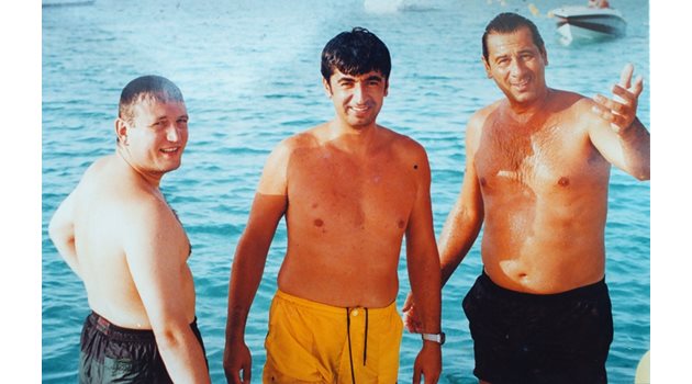 Кирил Гуслеков (вдясно) на плажа в Марбея.  Той е смятан за финансовия мозък, участвал в изпирането на откупа за   отвлечения   немския милиардер.