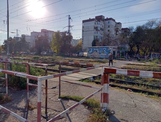 Трудно ще е през този прелез да минават и пешеходци, ии коли.