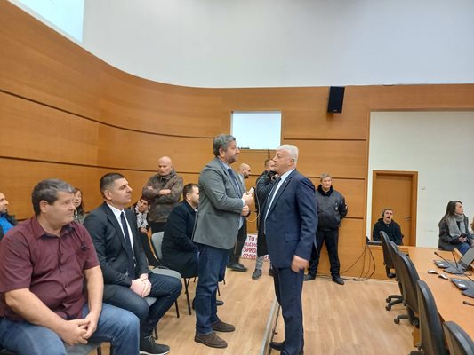Лидерът на “Да, България” Христо Иванов посъветва кмета на Пловдив Здравко Димитров да събере съветниците от ГЕРБ, но той отвърна, че е само редови член.