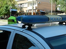 Мъж е пострадал в сблъсък между лека кола и тир на път в община Бойчиновци